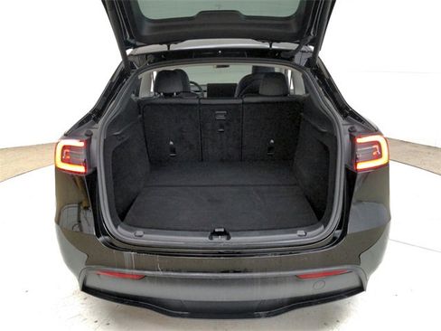 Used 2023 Tesla Model Y Performance image 43