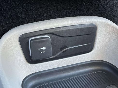 Used 2024 Chrysler Voyager LX image 21