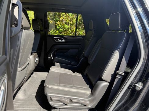 Used 2022 GMC Yukon SLT w/ SLT Premium Package image 16