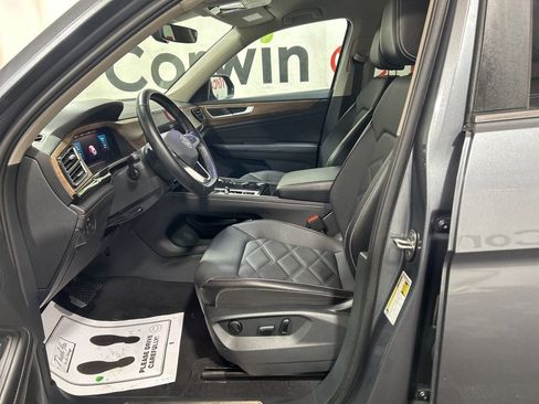 Used 2025 Volkswagen Atlas SE AWD/4WD image 25