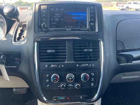 Used 2019 Dodge Grand Caravan SXT FWD image 12