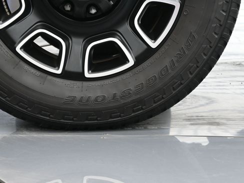 Used 2024 Ford F350 Platinum w/ FX4 Off-Road Package image 44