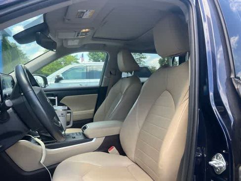 Used 2021 Toyota Highlander XLE FWD image 18