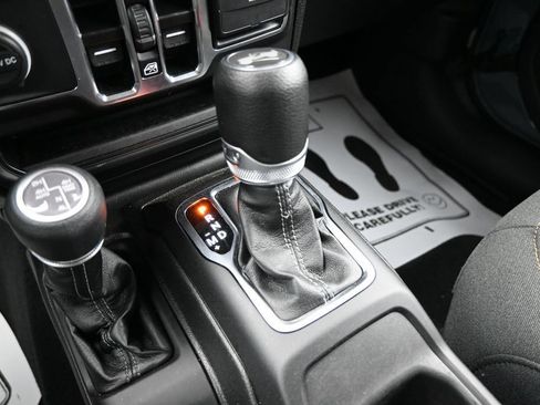 Used 2025 Jeep Wrangler Unlimited Sahara AWD/4WD image 22