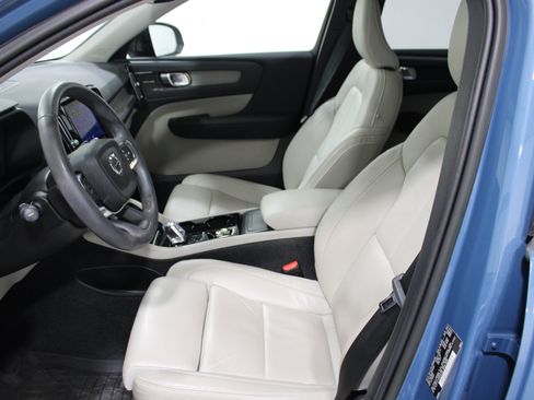 Used 2023 Volvo XC40 B5 Plus w/ Driver Assist Package AWD/4WD image 3