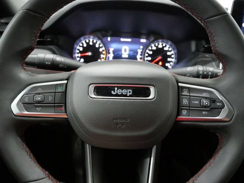Used 2025 Jeep Compass Trailhawk AWD/4WD image 16