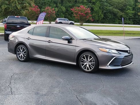 Used 2024 Toyota Camry XLE FWD image 2