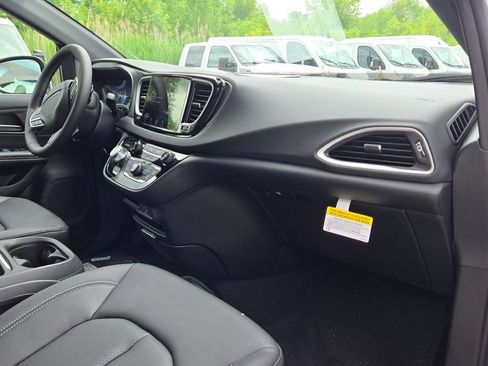 New 2027 Chrysler Pacifica LX FWD image 7