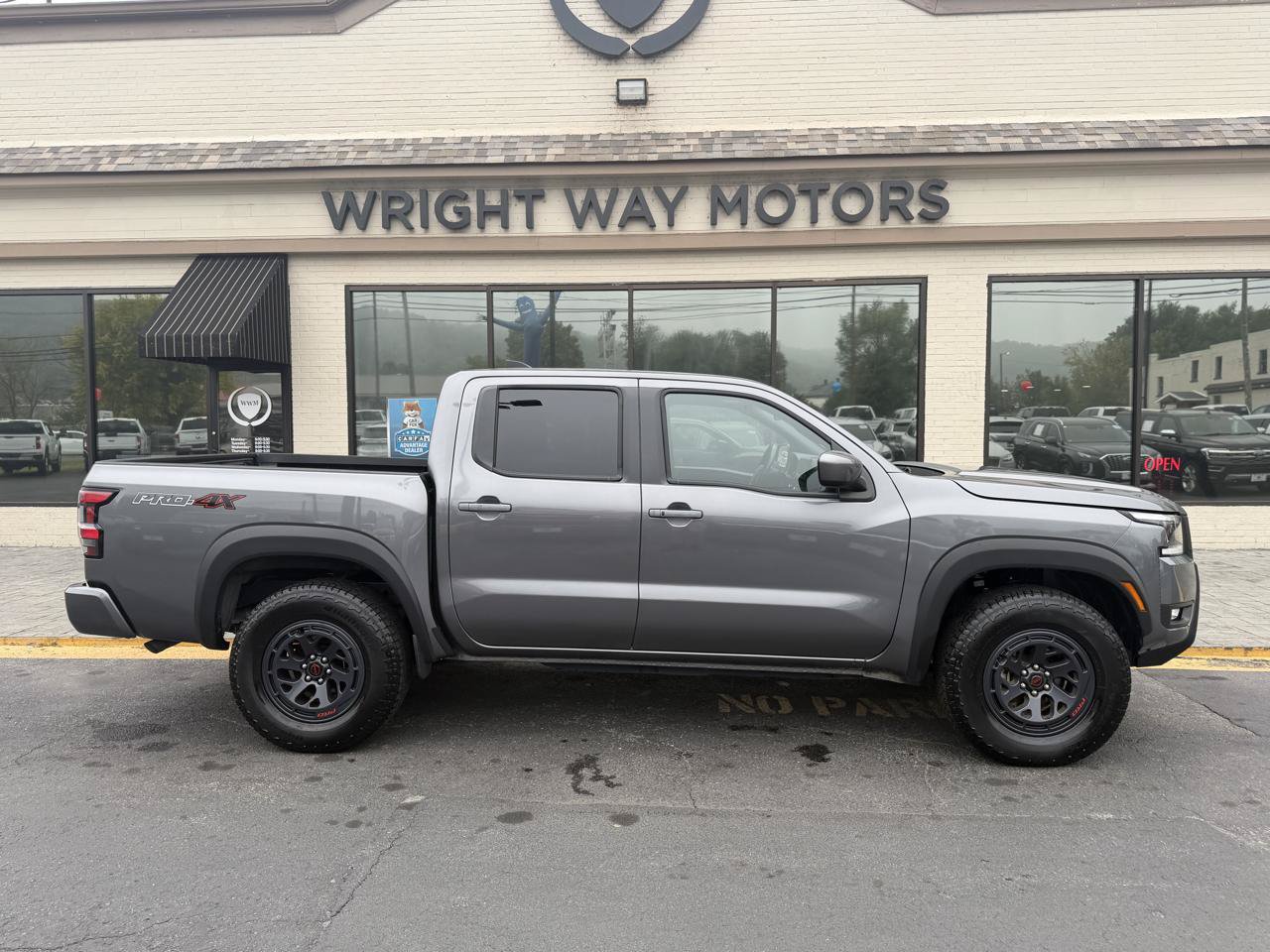 Used 2026 Nissan Frontier PRO-4X AWD/4WD image 2