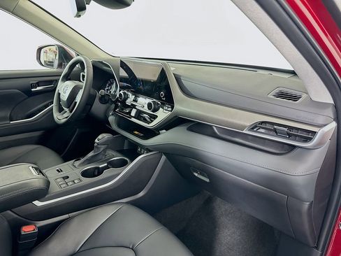Used 2025 Toyota Highlander XLE image 31
