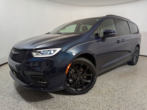 Used 2022 Chrysler Pacifica Touring-L w/ Uconnect Theater Family Group AWD/4WD image 26
