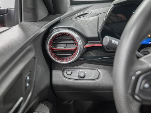 Used 2025 Chevrolet Trax RS w/ Driver Confidence Package image 17