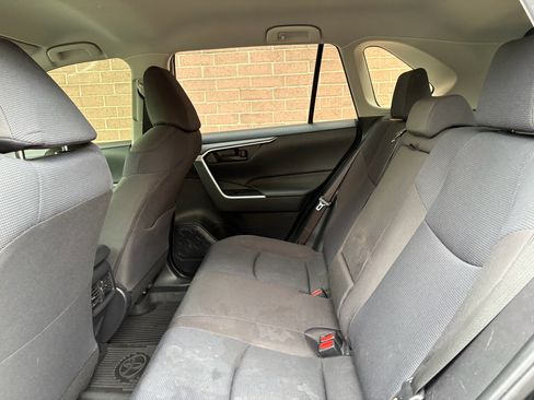 Used 2022 Toyota RAV4 LE AWD/4WD image 16
