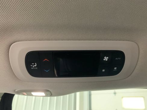 Used 2023 Chrysler Pacifica Limited FWD image 20