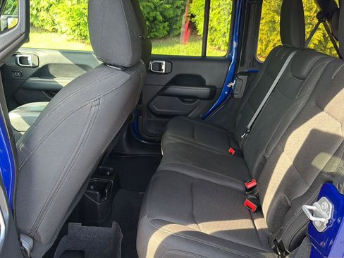 Used 2018 Jeep Wrangler Unlimited Sahara AWD/4WD image 10