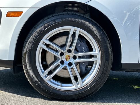 Certified 2025 Porsche Macan image 30