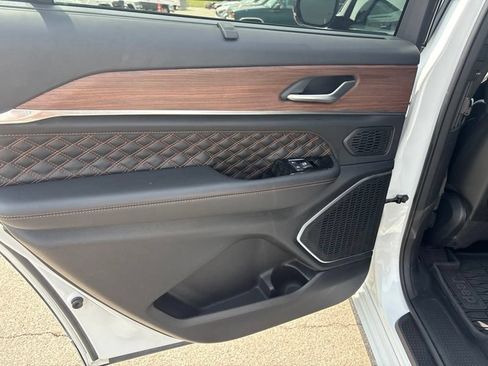 Used 2021 Jeep Grand Cherokee L Summit w/ Luxury Tech Group V AWD/4WD image 12