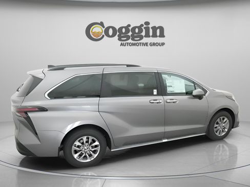 New 2026 Toyota Sienna XLE FWD image 19
