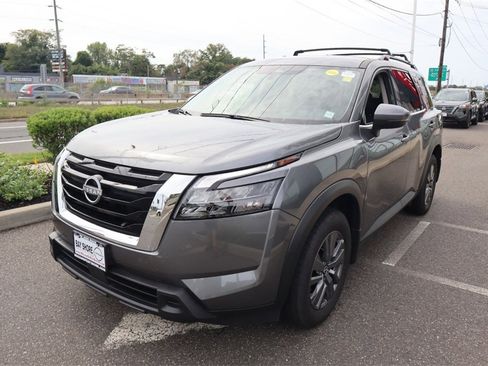 Certified 2025 Nissan Pathfinder SV image 9