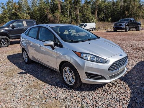 Used 2017 Ford Fiesta SE image 2