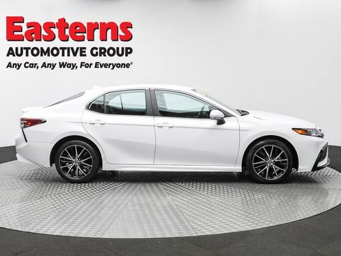 Used 2024 Toyota Camry SE image 4