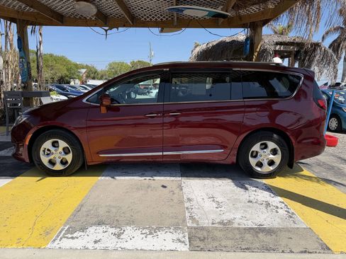 Used 2017 Chrysler Pacifica Touring-L Plus image 21