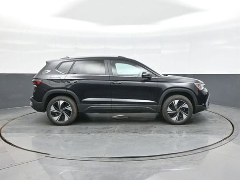 New 2026 Volkswagen Taos SE image 8