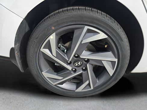 Used 2025 Hyundai Elantra Limited image 11