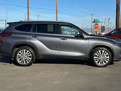 Used 2023 Toyota Highlander Platinum image 3