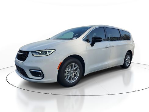 Used 2025 Chrysler Pacifica Select FWD image 3