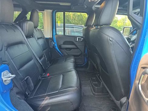 Used 2022 Jeep Wrangler Unlimited Sahara AWD/4WD image 15