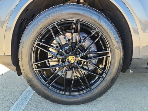 Certified 2024 Porsche Cayenne image 6