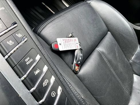 Used 2017 Porsche Macan GTS AWD/4WD image 16