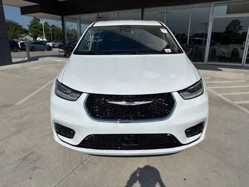 Used 2024 Chrysler Pacifica Touring-L FWD image 2