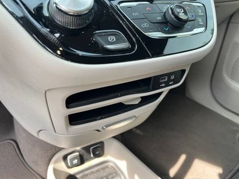 Used 2019 Chrysler Pacifica Touring-L w/ Advanced Safetytec Group FWD image 25