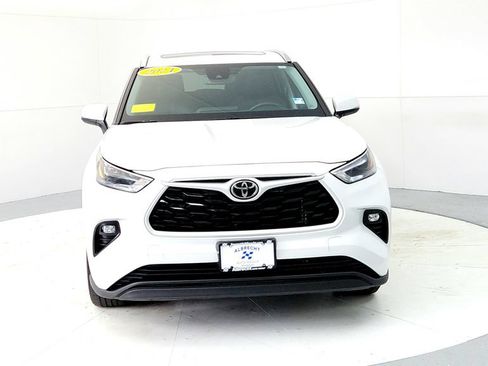 Used 2024 Toyota Highlander XLE AWD/4WD image 8