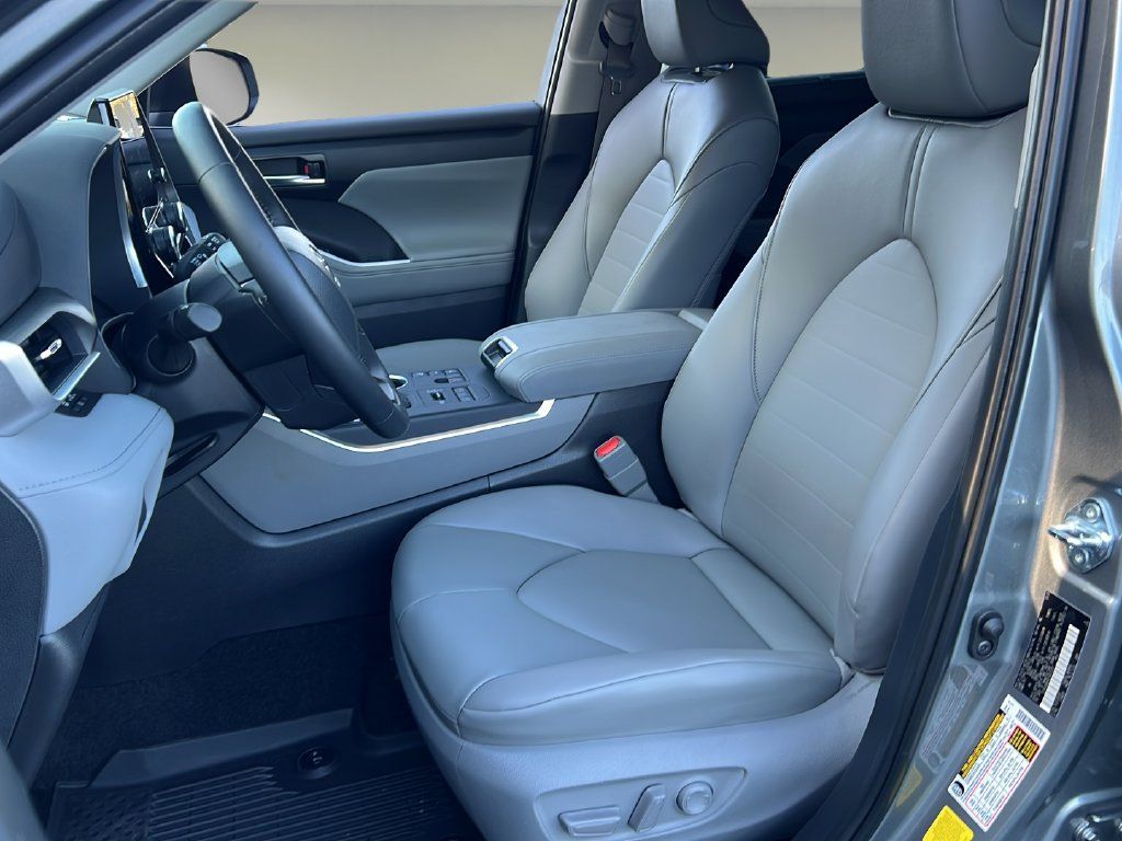 Certified 2026 Toyota Highlander XLE AWD/4WD image 11
