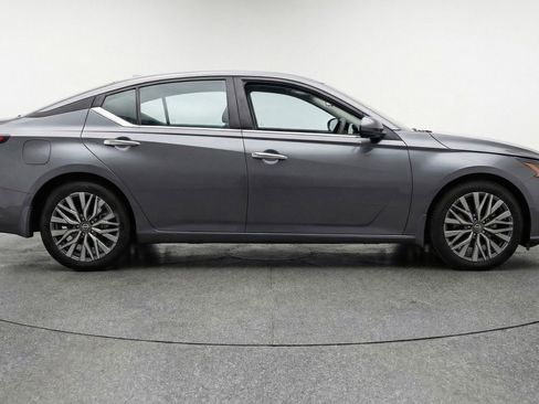 Used 2025 Nissan Altima 2.5 SV image 11