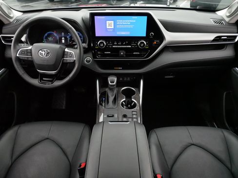 Used 2024 Toyota Highlander Platinum image 10