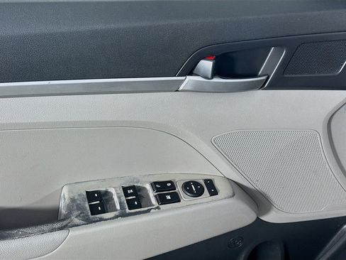 Used 2020 Hyundai Elantra SE image 23