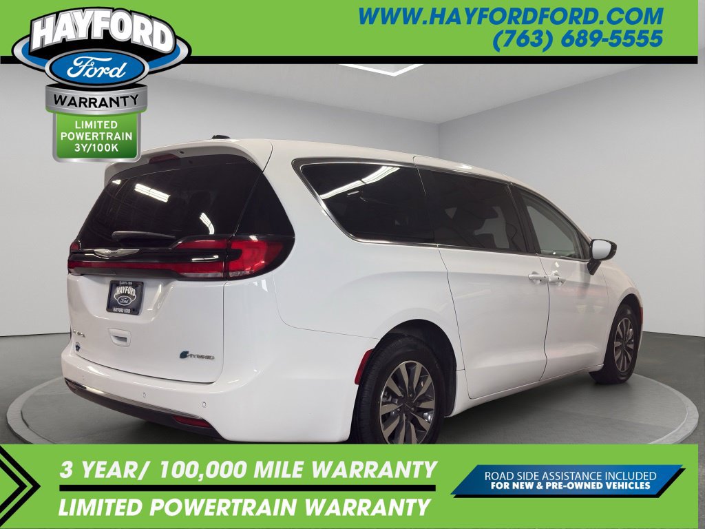 Used 2024 Chrysler Pacifica Limited FWD image 3