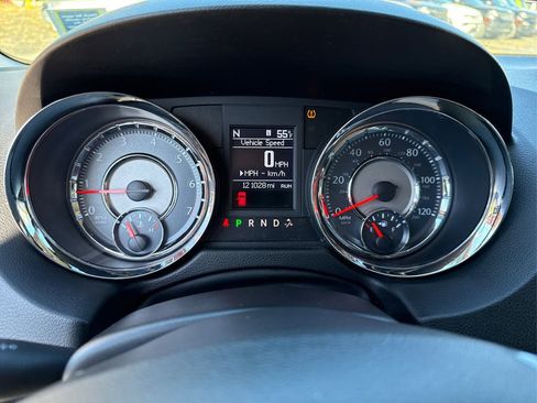 Used 2012 Chrysler Town & Country Touring-L w/ Driver Convenience Group image 22