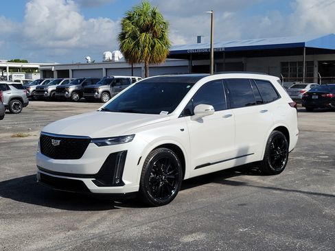 Used 2022 Cadillac XT6 Premium Luxury FWD image 7