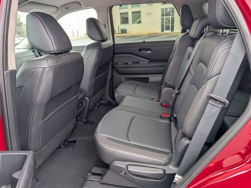 Used 2024 Nissan Pathfinder SL image 15
