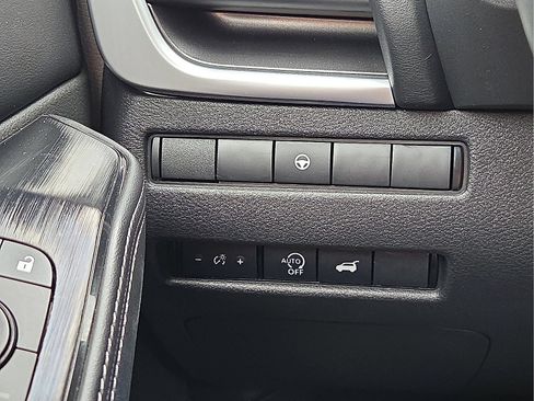 Used 2025 Nissan Rogue SV FWD image 19