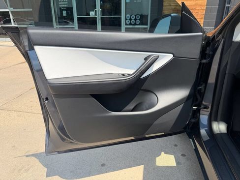 Used 2022 Tesla Model Y Long Range AWD/4WD image 25