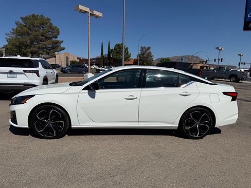 Used 2024 Nissan Altima 2.5 SR FWD image 10