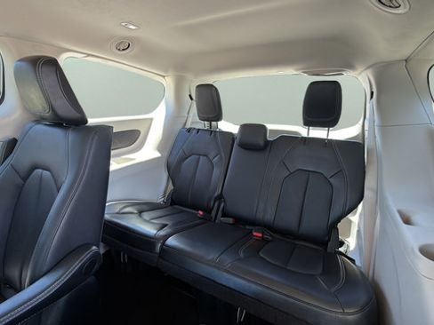 Used 2024 Chrysler Pacifica Limited FWD image 11