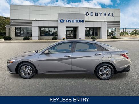 Used 2024 Hyundai Elantra SE image 5