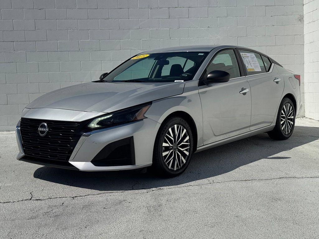 Used 2025 Nissan Altima 2.5 SV FWD image 9